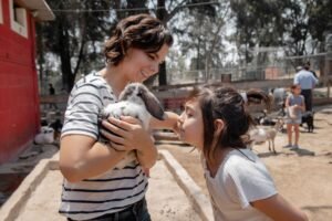 Madre e hija sosteniendo un conejo